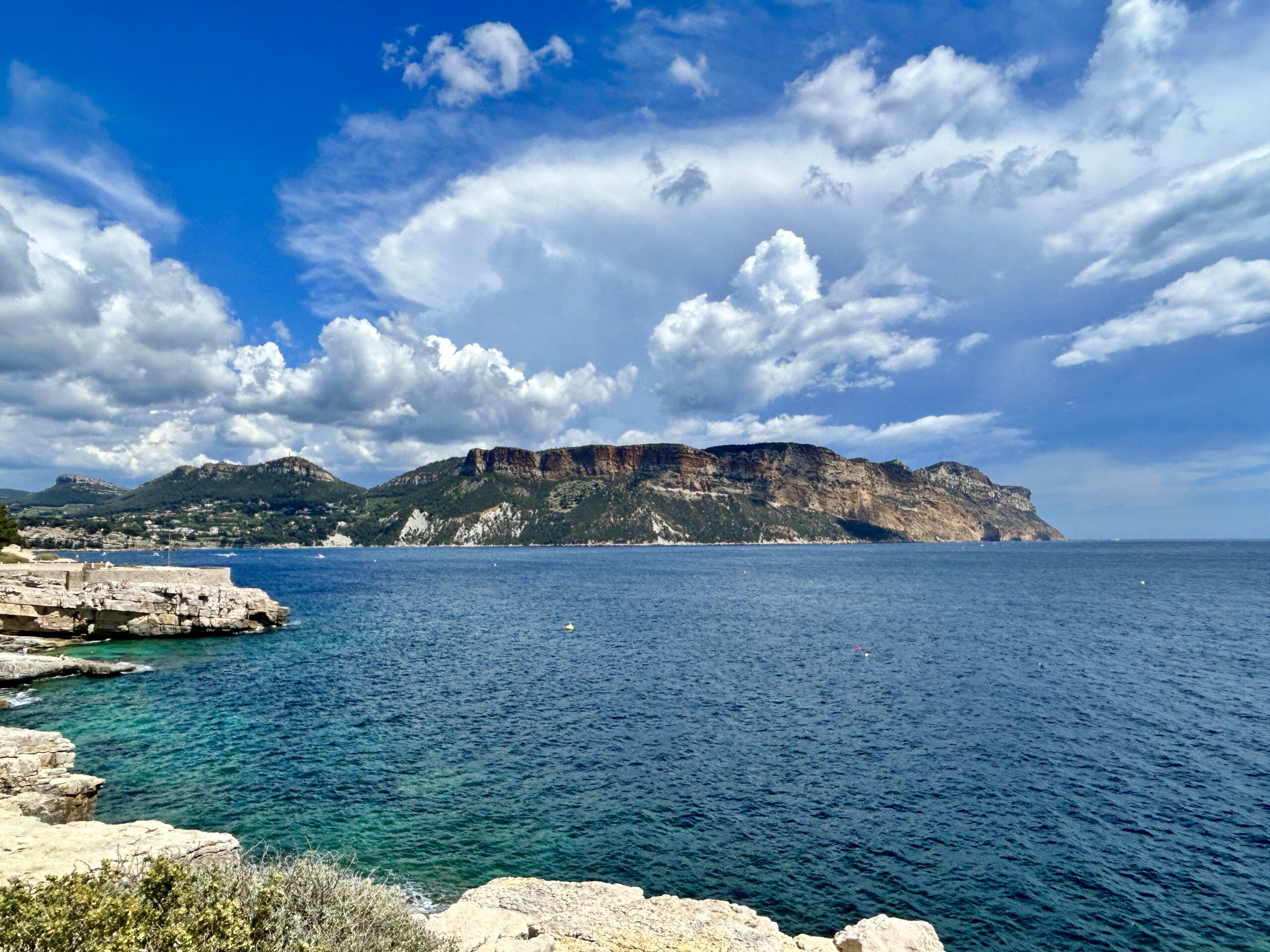 Cassis, un des territoires de la Riviera présentés par Atlas One Studio